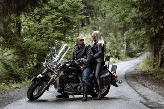 Motorrad Harley Paarfoto Lederhose